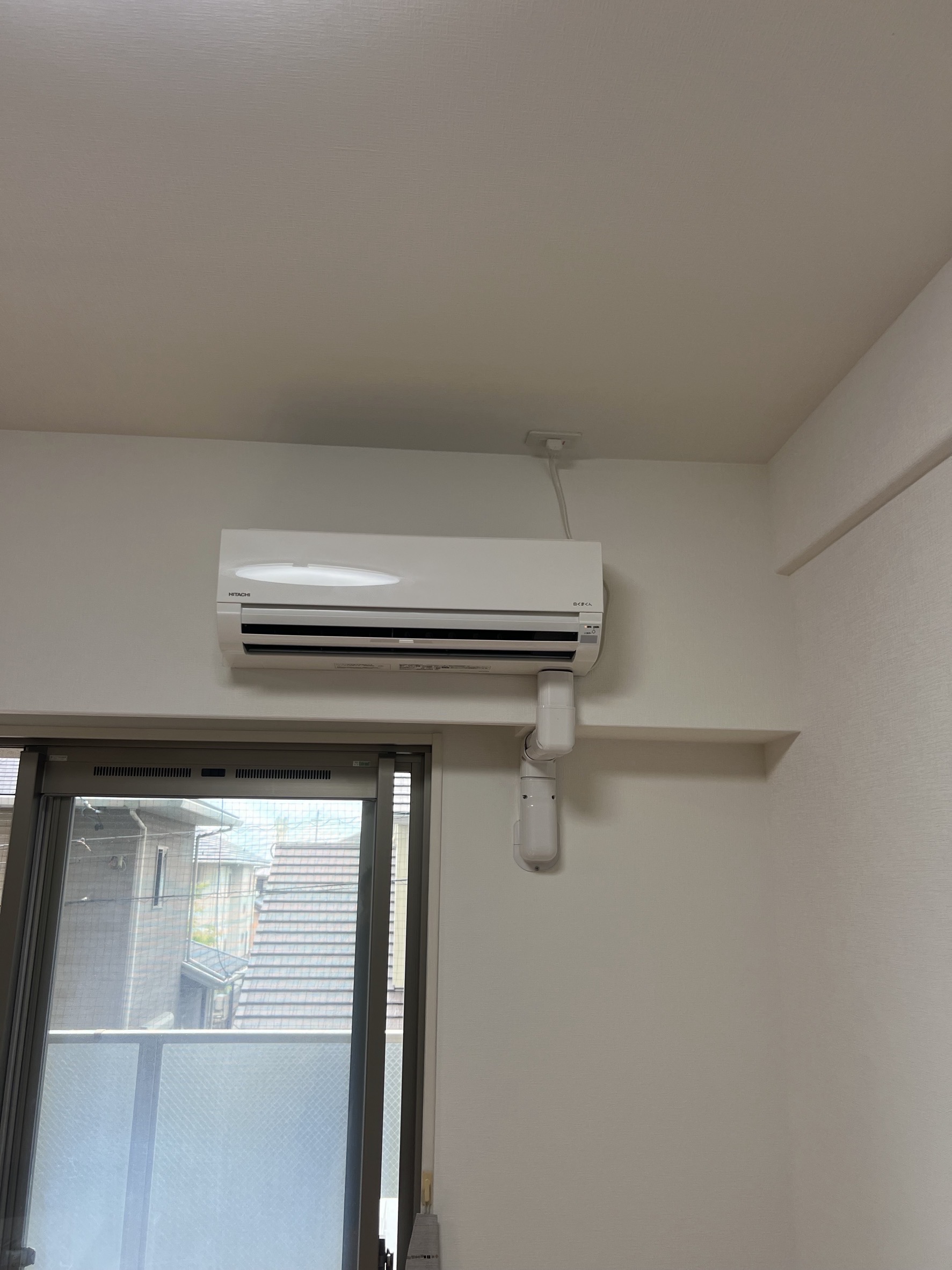 津市でエアコン取付工事｜窓上設置・配管化粧カバー施工｜SK冷熱